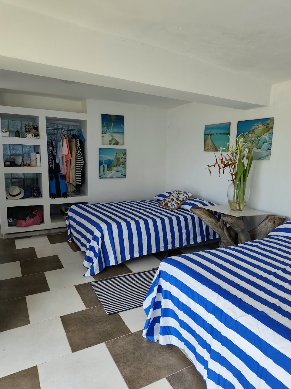 Habitación con camas y decoración caribeña
