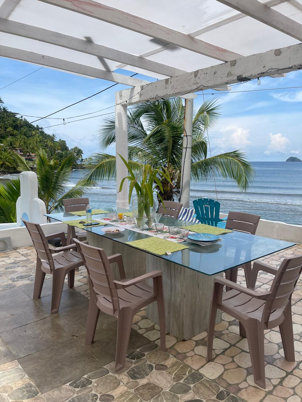 Comedor al aire libre con vista al mar