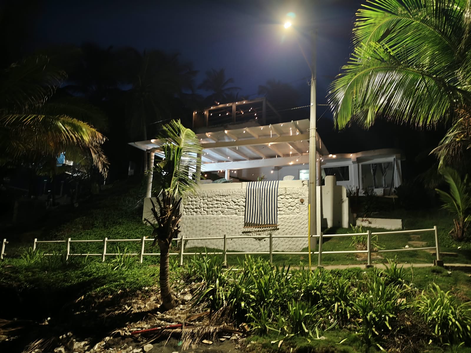 Villa Emilia de noche iluminada